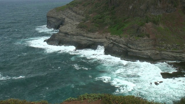 (HD1080i)自然的力量:波浪磨损岩石洞，拉力视频下载