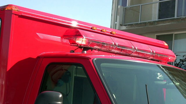 (HD1080i)紧急车辆，前角视图，闪烁的红灯视频素材