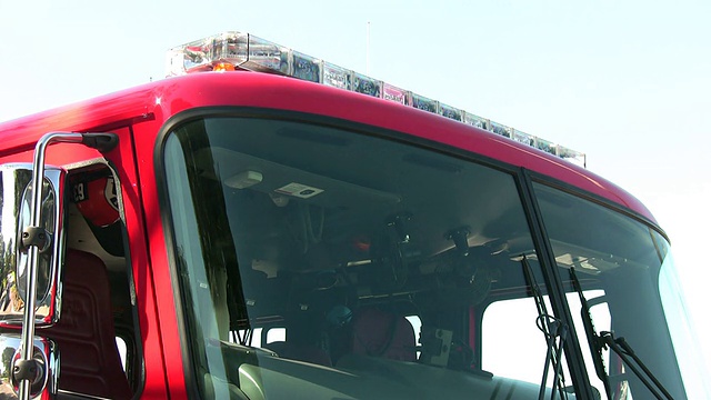 (HD1080i)消防车，前角视图，闪烁的红灯视频素材