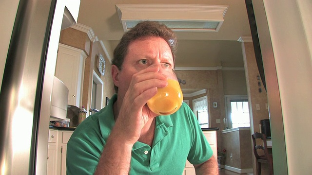 橙汁在冰箱里视频素材