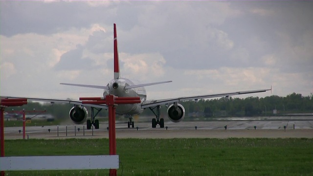 航空。系列飞机降落，起飞，跑道。密歇根州底特律机场。视频素材