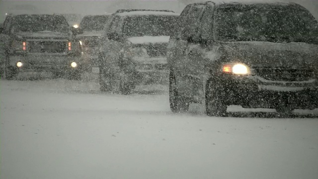 冬天的暴风雪。车失去了控制。在湿滑的道路上车辆来往。视频下载