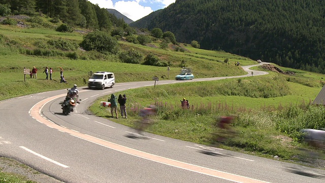 环法自行车赛的自行车手下坳Montgenèvre, Briançon，法国视频素材
