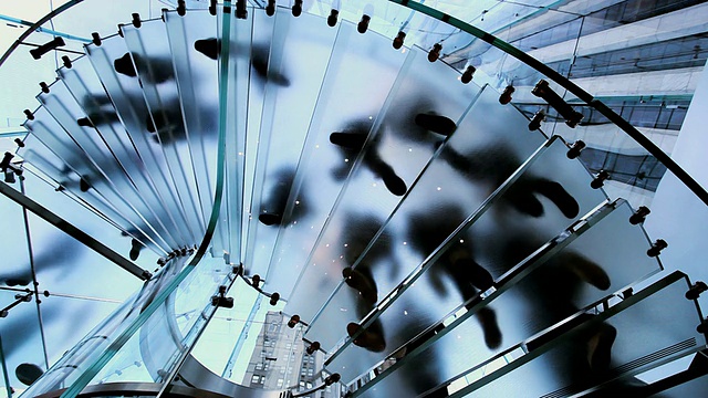 美国纽约，玻璃楼梯上的通勤者视频素材