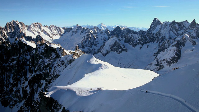在Chamonix著名的Vallee /法国，WS滑雪者正在向冰arete前进视频素材