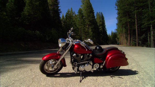 WS PAN红色雅马哈摩托车停在空旷的道路在塞拉国家森林/弗雷斯诺县，美国加利福尼亚州视频素材