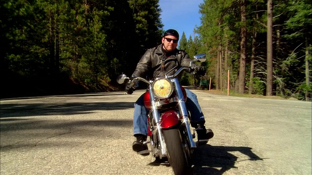 MS Biker驾驶摩托车在公路上塞拉国家森林/弗雷斯诺县，美国加利福尼亚州视频素材