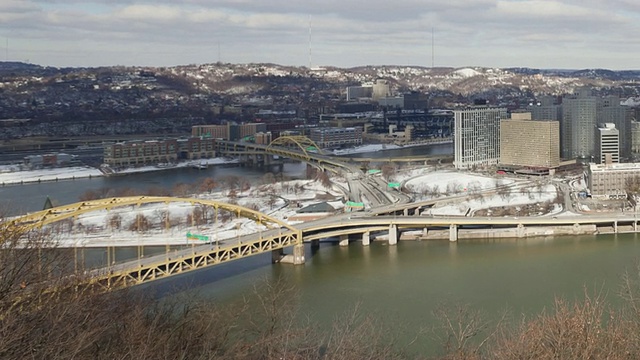 WS PAN T/L桥梁到城市/匹兹堡，美国宾夕法尼亚州视频素材