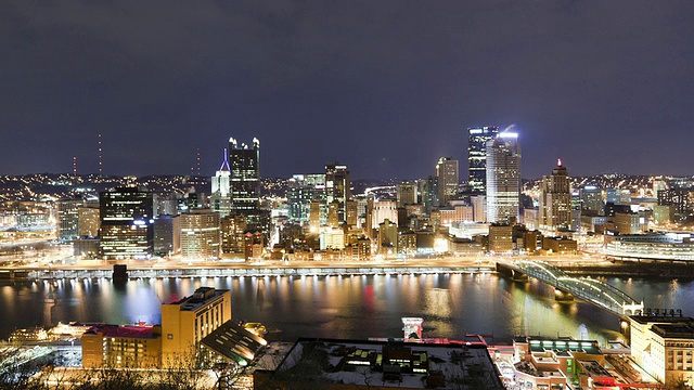 WS T/L城市附近的河流在晚上/匹兹堡，宾夕法尼亚州，美国视频素材
