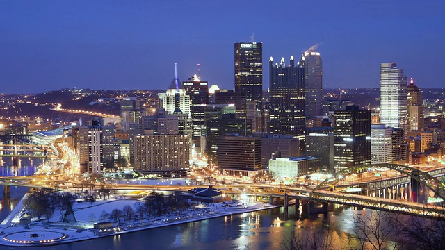 WS T/L城市天际线在白天和晚上/匹兹堡，宾夕法尼亚州，美国视频素材