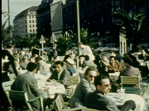 MS People坐在酒店外面的音频/德国视频素材
