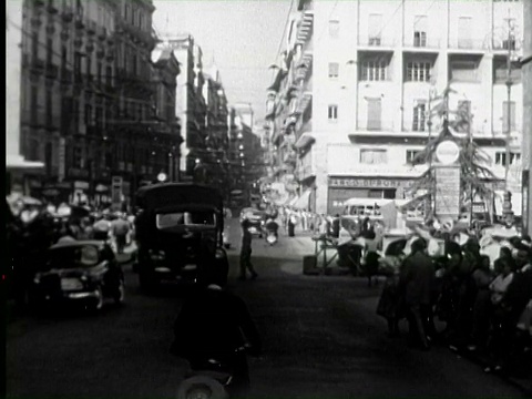 B/W POV汽车通过城市街道，那不勒斯，意大利/音频视频素材
