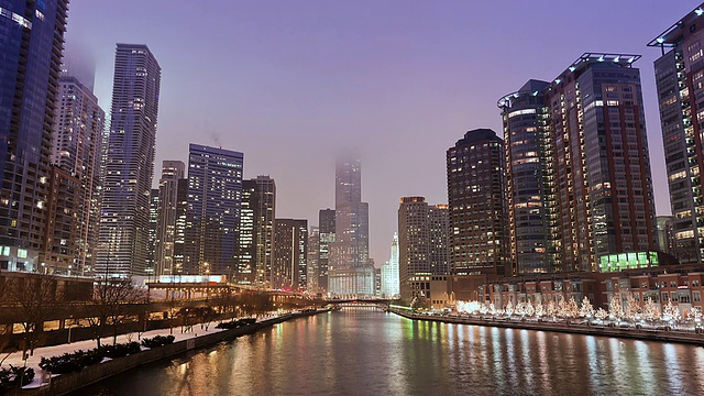 MS T/L建筑物和河流在晚上看到/芝加哥，伊利诺伊州，美国视频素材