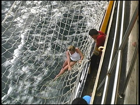 “热带地平线”对水上行走的女子来说视频下载