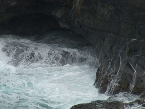 大自然的力量:风浪在岩壁上穿洞视频下载
