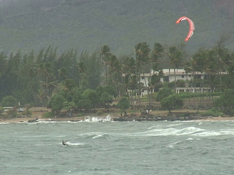 风筝冲浪/风筝滑板在崎岖的，冬天，暴风雨的条件视频下载