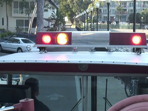 紧急情况:从消防车、警报器和灯的顶部观察视频素材