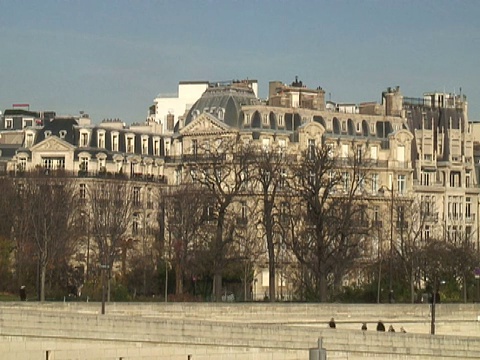 巴黎:塞纳河对岸的城市景象视频下载