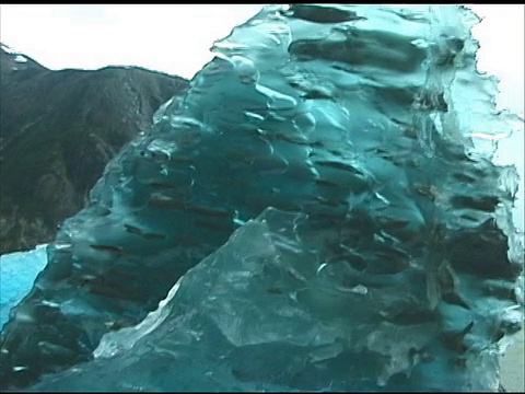 冰川冰山:特写，推入冰山一角视频素材
