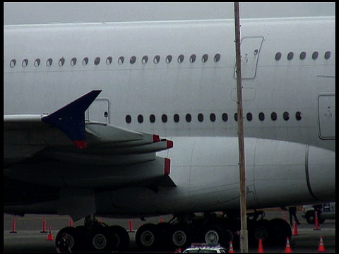 空客A380双层机身在机场视频素材