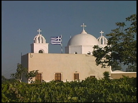 希腊:葡萄园里的传统希腊群岛教堂和旗帜视频下载
