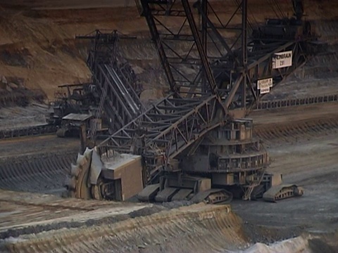 巨型棕煤挖掘机PAL视频素材