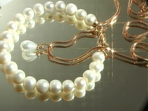 白色珍珠做的珠宝视频下载