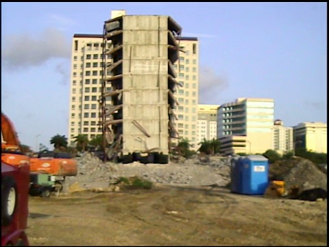 MS大塔倒塌在巨大的灰尘和烟雾云/珊瑚山墙，佛罗里达，美国视频素材