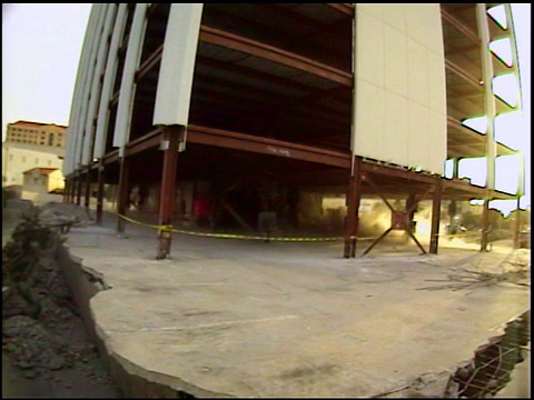 MS系列炸药引爆并导致建筑物支架倒塌，塔在爆破失败后仍保持形态/ Coral Gables，佛罗里达州，美国视频素材