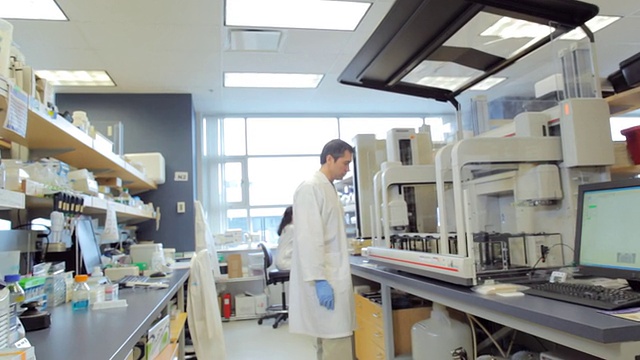 加拿大BC省温哥华市研究中心的实验室技术员，在biomek FX机器上工作，用于DNA提取视频素材