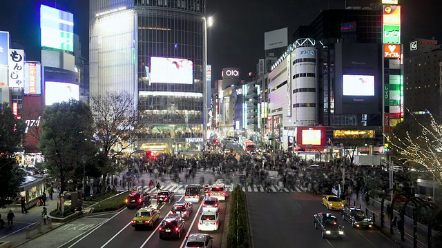 日本东京涩谷十字路口的行人和交通视频素材