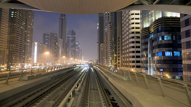 黄昏时分，阿拉伯联合酋长国迪拜谢赫扎耶德路沿线地铁的MS TS /L视图视频素材