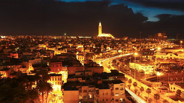 摩洛哥卡萨布兰卡，城市和世界第三大清真寺哈桑二世的夜间全景视频下载