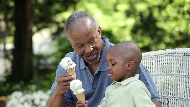 美国弗吉尼亚州里士满，微软、老人和孙子在吃蛋筒冰淇淋视频素材