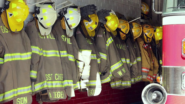 美国维吉尼亚州伊斯特维尔消防站的消防队员夹克和头盔视频下载