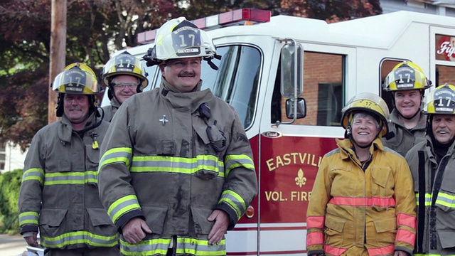 美国维吉尼亚州伊斯特维尔市消防车前的志愿消防队员视频素材