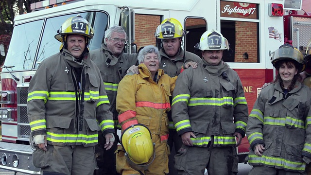 美国维吉尼亚州伊斯特维尔市消防车前的志愿消防队员视频素材