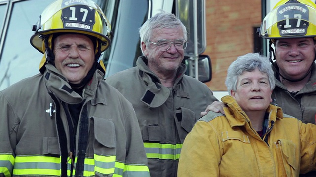 美国维吉尼亚州伊斯特维尔消防车前的志愿消防队员视频素材