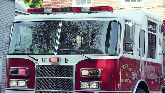 美国弗吉尼亚州伊斯特维尔市，奔向消防车的志愿消防员小组视频下载
