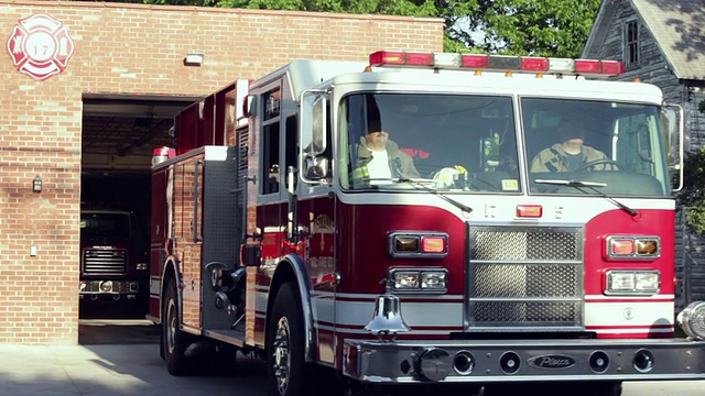 消防车倒车进入消防站，伊斯特维尔，弗吉尼亚州，美国视频素材