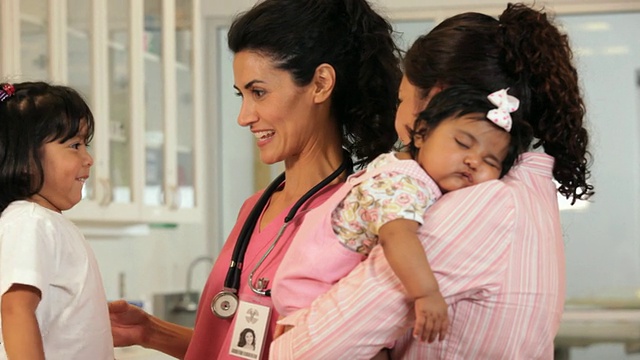 “西班牙裔医务工作者为西班牙裔儿童病人接种疫苗/美国弗吉尼亚州里士满”视频下载