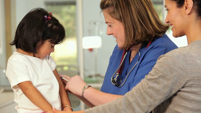 医务人员给西班牙裔儿童病人接种疫苗/美国弗吉尼亚州里士满视频素材