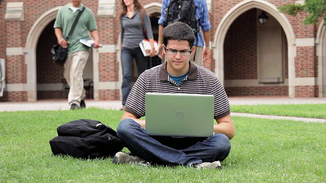 MS，大学生在大学校园使用笔记本电脑，里士满，弗吉尼亚，美国视频素材