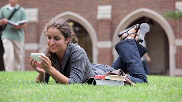 美国弗吉尼亚州里士满大学校园里大学生使用手机进行视频会议视频素材