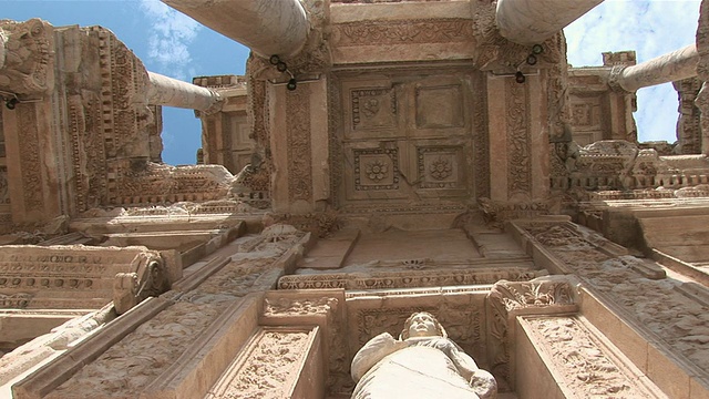 从地面到天空的希腊剧院遗址/以弗所，塞尔丘克，Celsus图书馆，Ãgais省，土耳其视频素材
