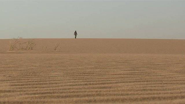 沙漠中行走的人/毛里塔尼亚阿德拉尔Atar视频下载