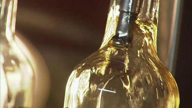瓶子被装满朗姆酒的特写。视频下载