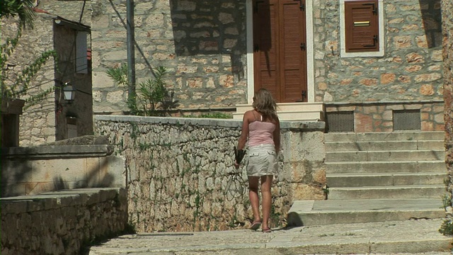少女走在街上视频素材