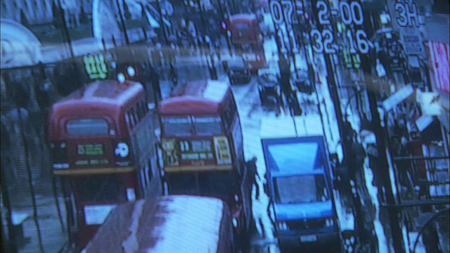伦敦街道双层巴士的安全监视监视器，英国伦敦视频下载