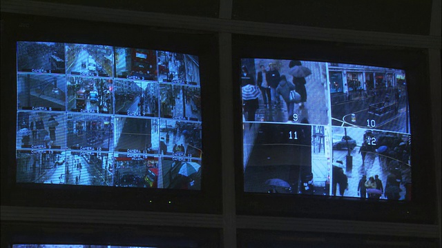 两个安全监控监视器可以看到英国伦敦的街道视频下载